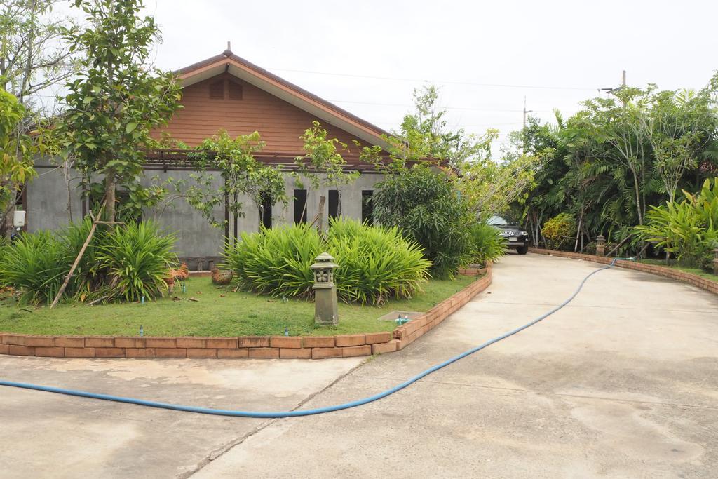 Rimmueng Resort Phanom Sarakham Exterior photo